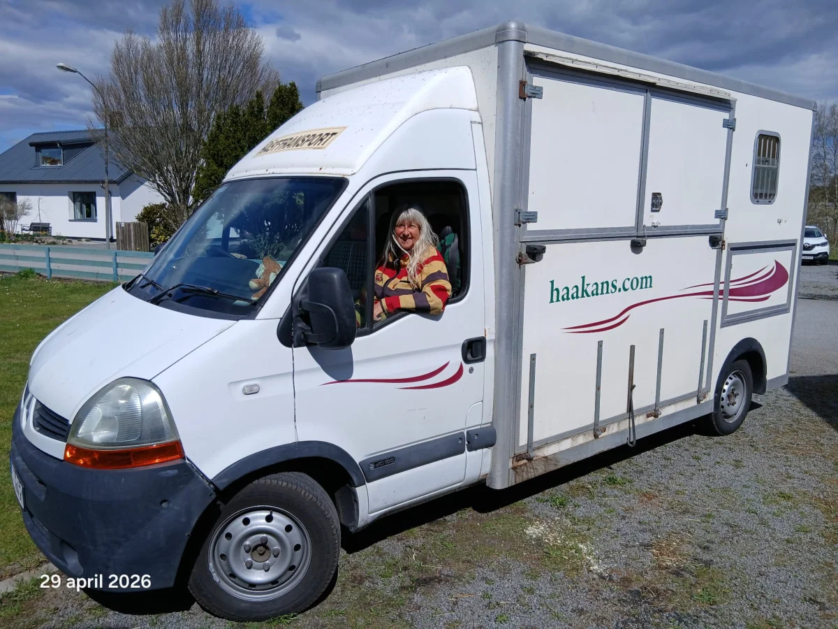 Transporte de caballos Håkans visto de frente con la conductora
